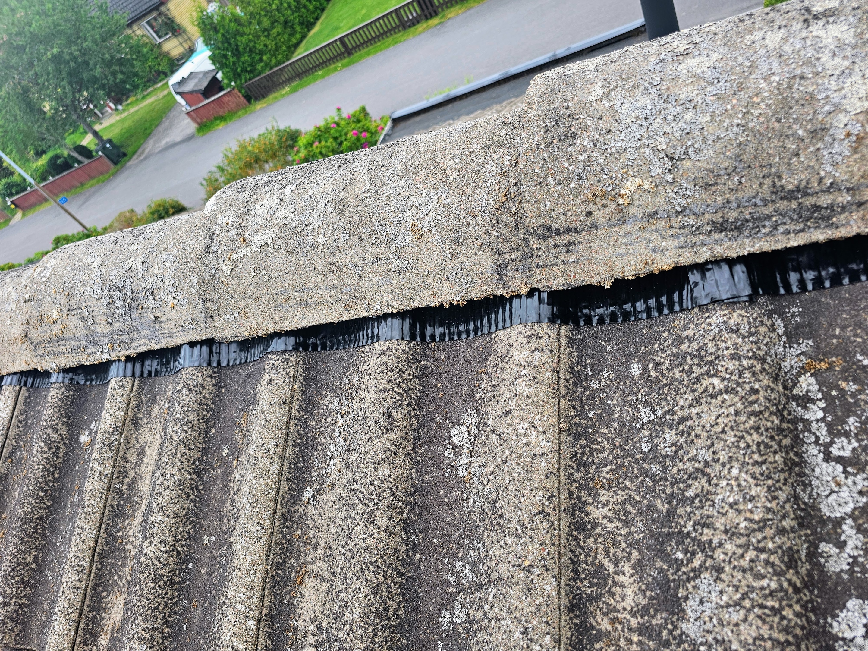 Fackmannamässig montering av nocktätning på villatak